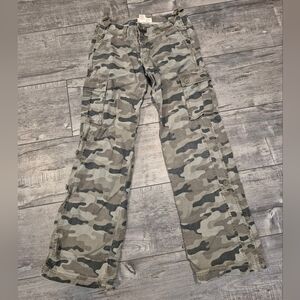 Old Navy Women's Camouflage Cargo Pants Size 2